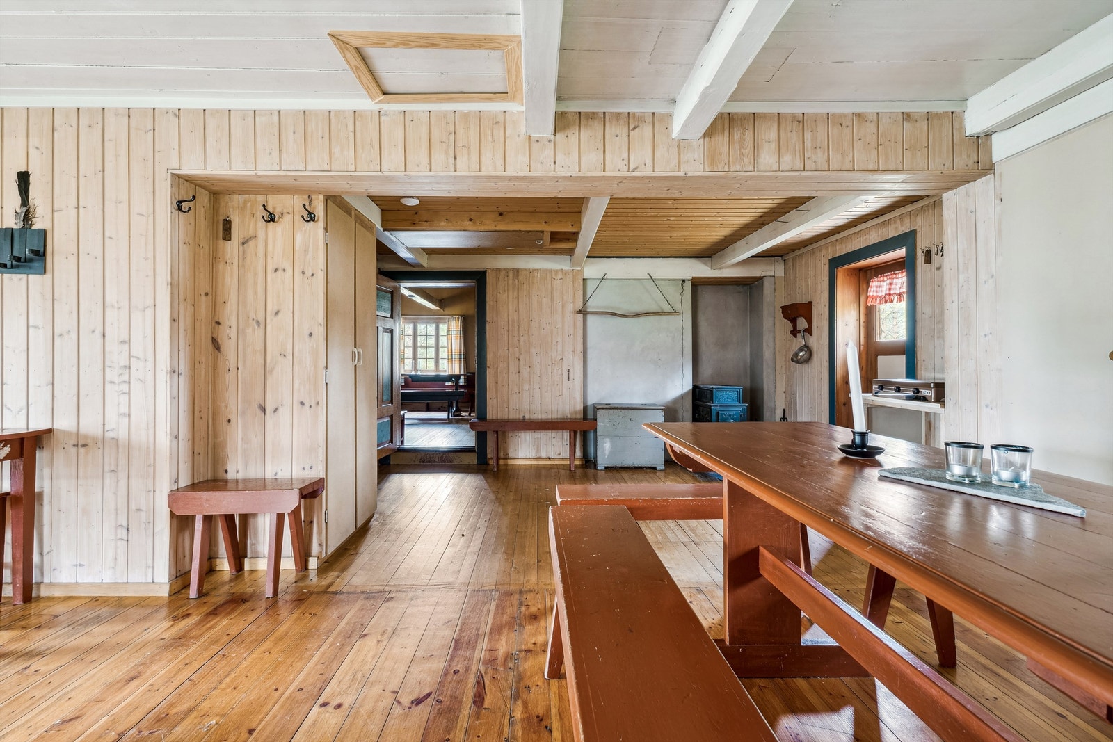 Hytta varmes opp ved hjelp av vedfyring Galleribilde