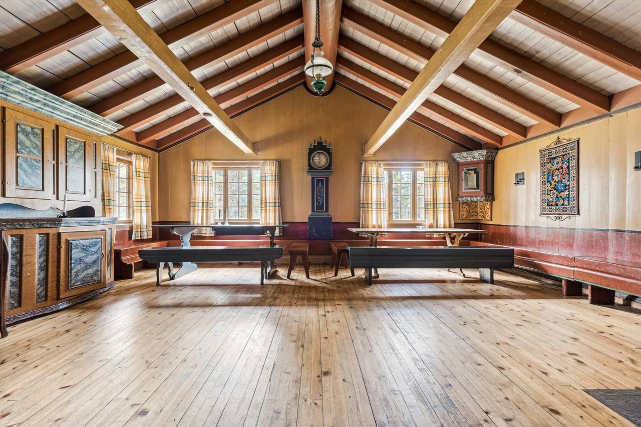 Her er det åpen himling og klassiske vinduer - perfekt for feiringer og familietreff. Galleribilde