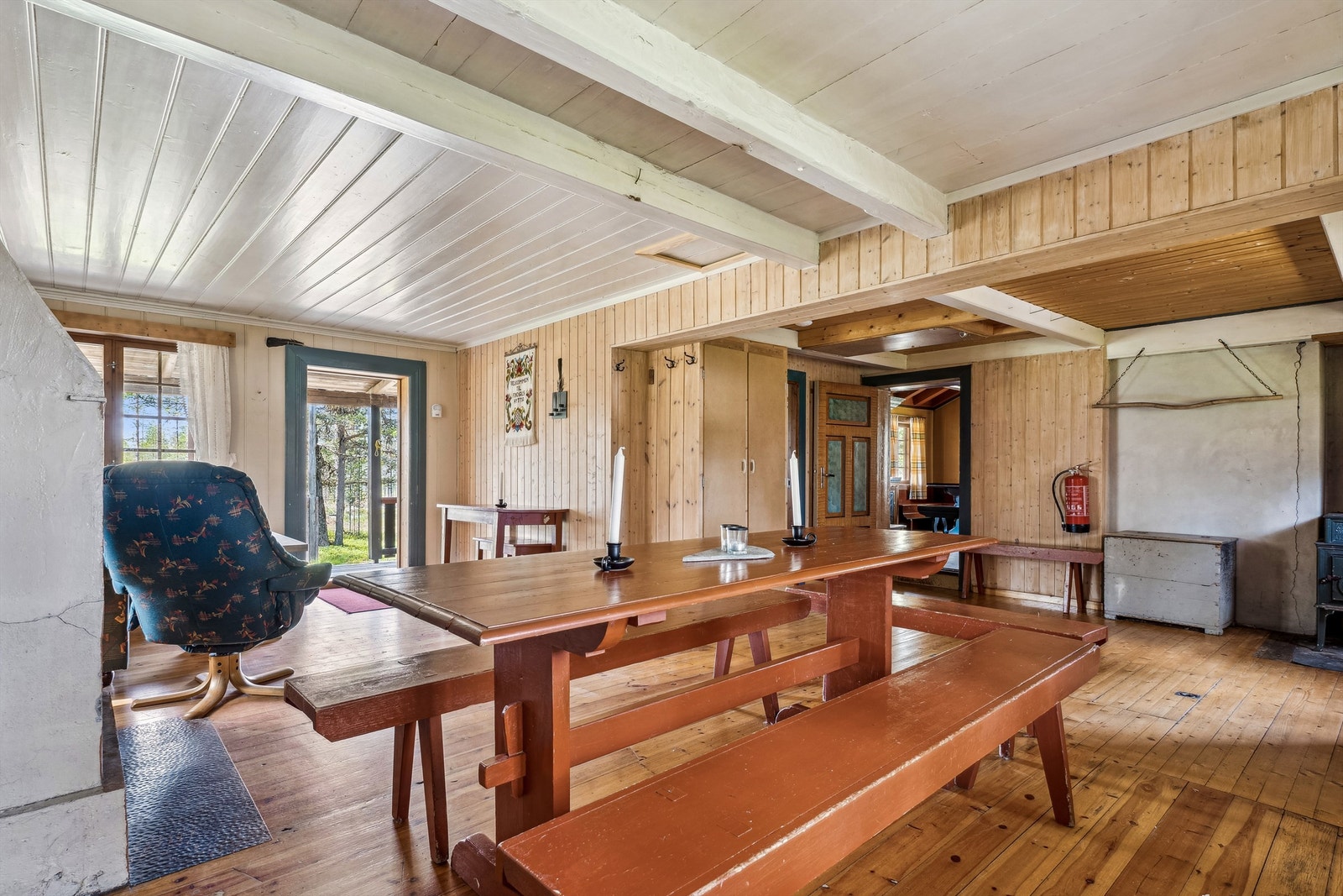 Sosial sone med spiseplass og åpen peis - perfekt for hyggelige kvelder. Galleribilde