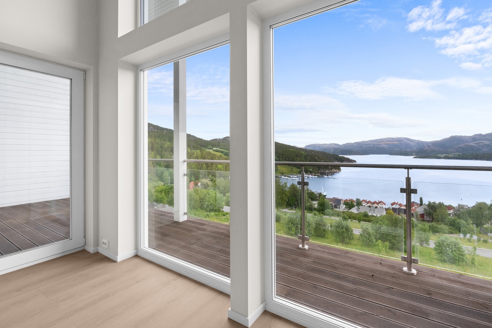 Energikarakter B - kvalifiserer til grønt boliglån med gunstige vilkår. Fra boligen har man nydelig utsikt mot Vågen! Galleribilde