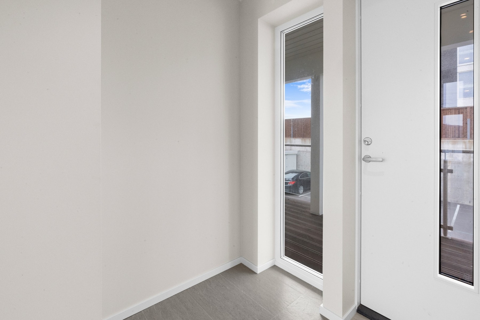 Andelen disponerer parkeringsplass like utenfor boligen. Galleribilde