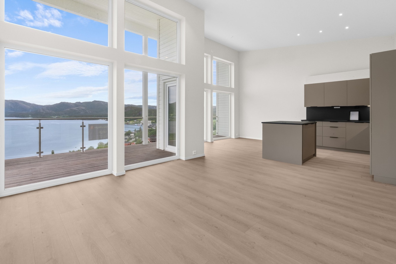 Store vindusflater med energiglass gir godt lysinnslipp og lavt energiforbruk. Galleribilde