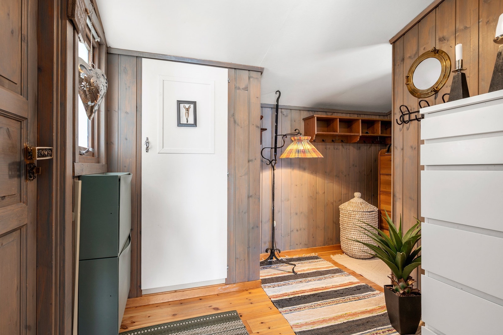 Velkommen inn! Romslig entré med gode oppbevaringsmuligheter for yttertøy og sko. Galleribilde