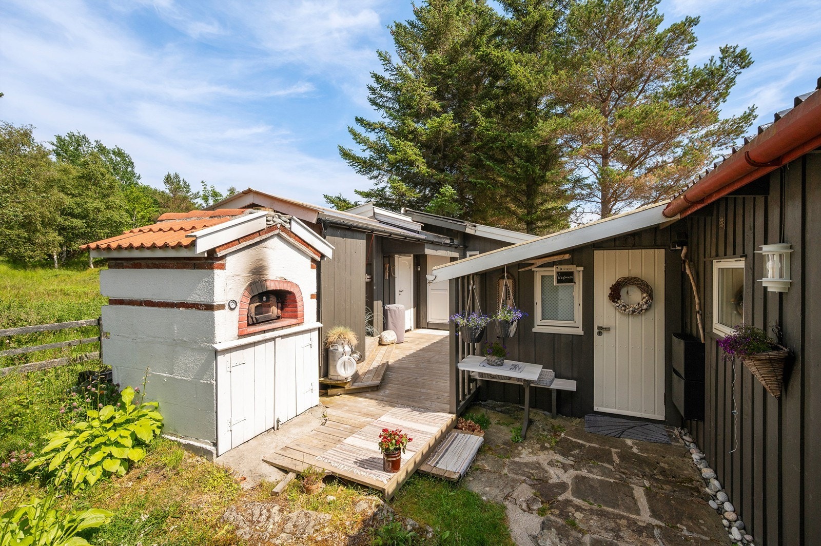 Det er oppført både pizzaovn og pergola, perfekt på lange sommerkvelder. Galleribilde