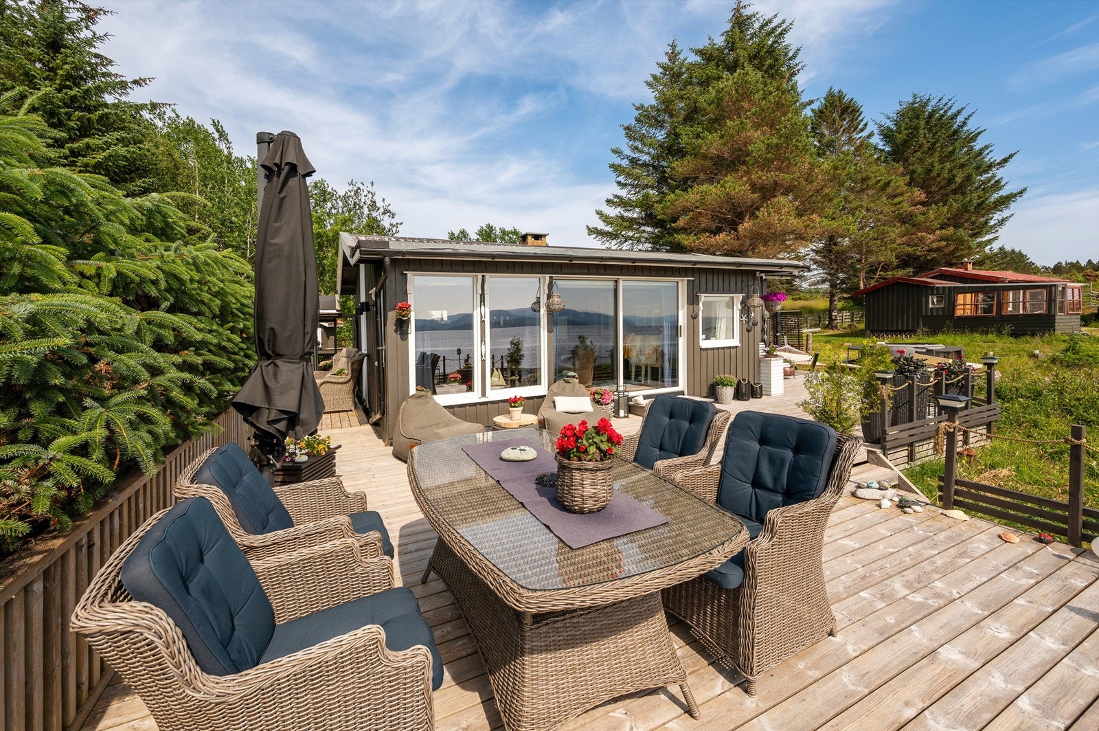 Fra stuen har man direkte utgang til en meget møbleringsvennlig terrasse. Galleribilde