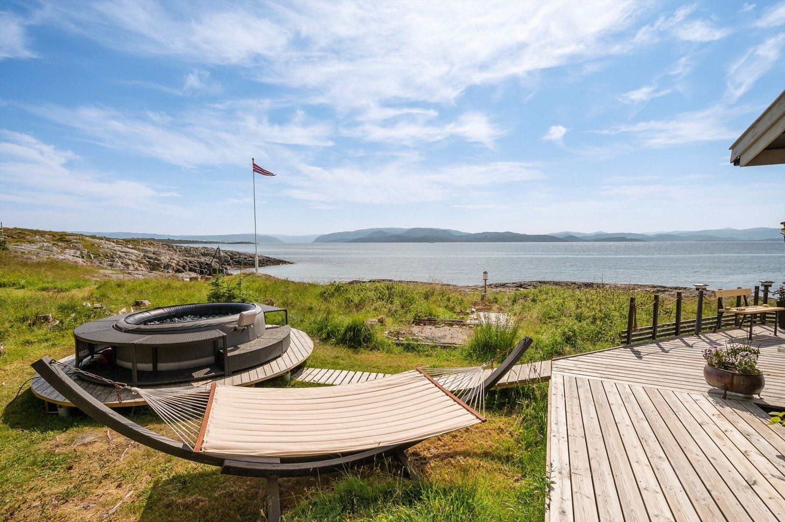 Terrassen strekker seg rundt 3/4 deler av hytta og kan fint inndeles i ulike soner. Galleribilde