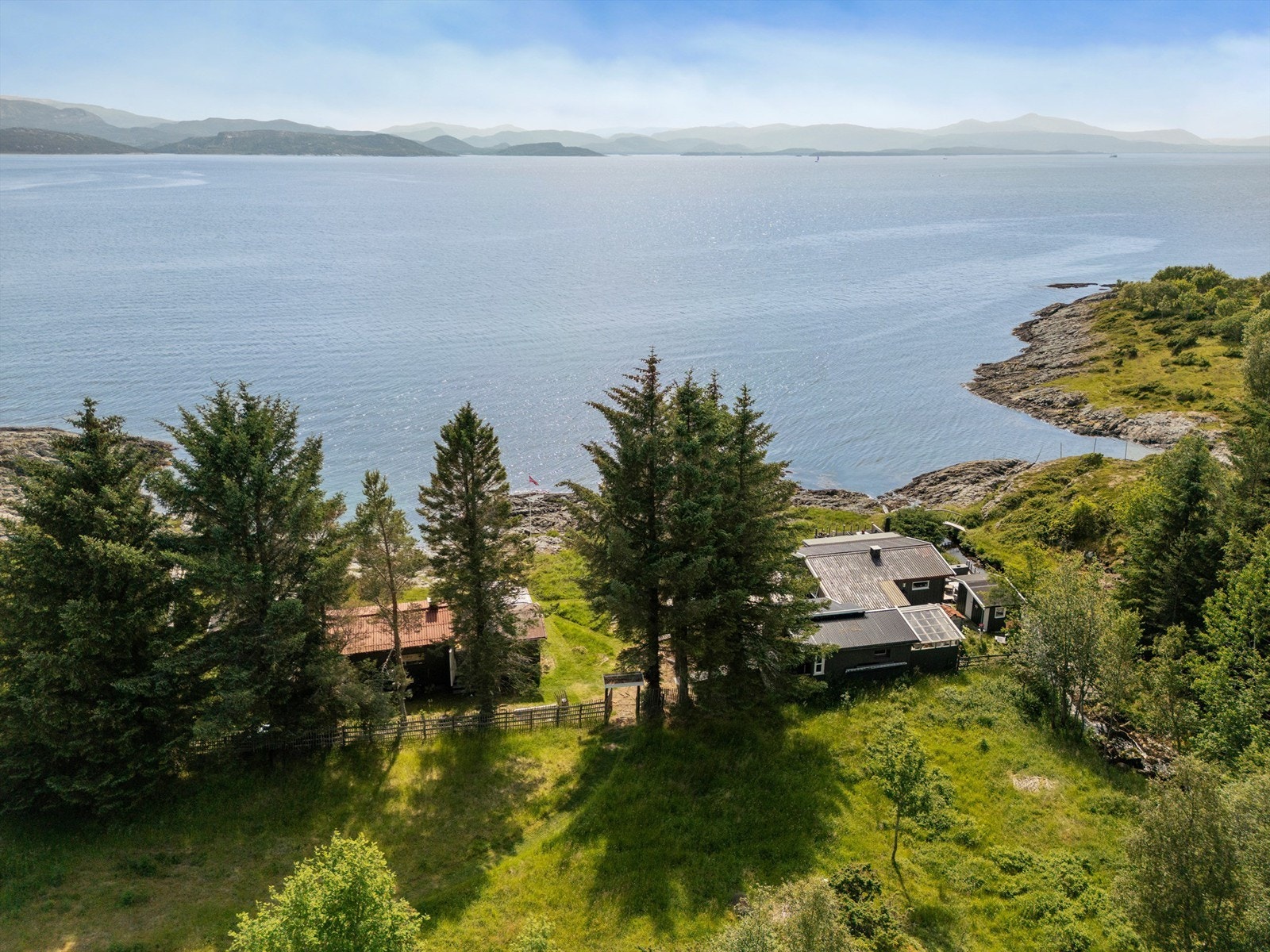 Eiendommen har en særdeles idyllisk og flott beliggenhet i Sandstad, som er et tettsted i Hitra, ca. 1 time og 40 minutter med bil fra Trondheim. Galleribilde