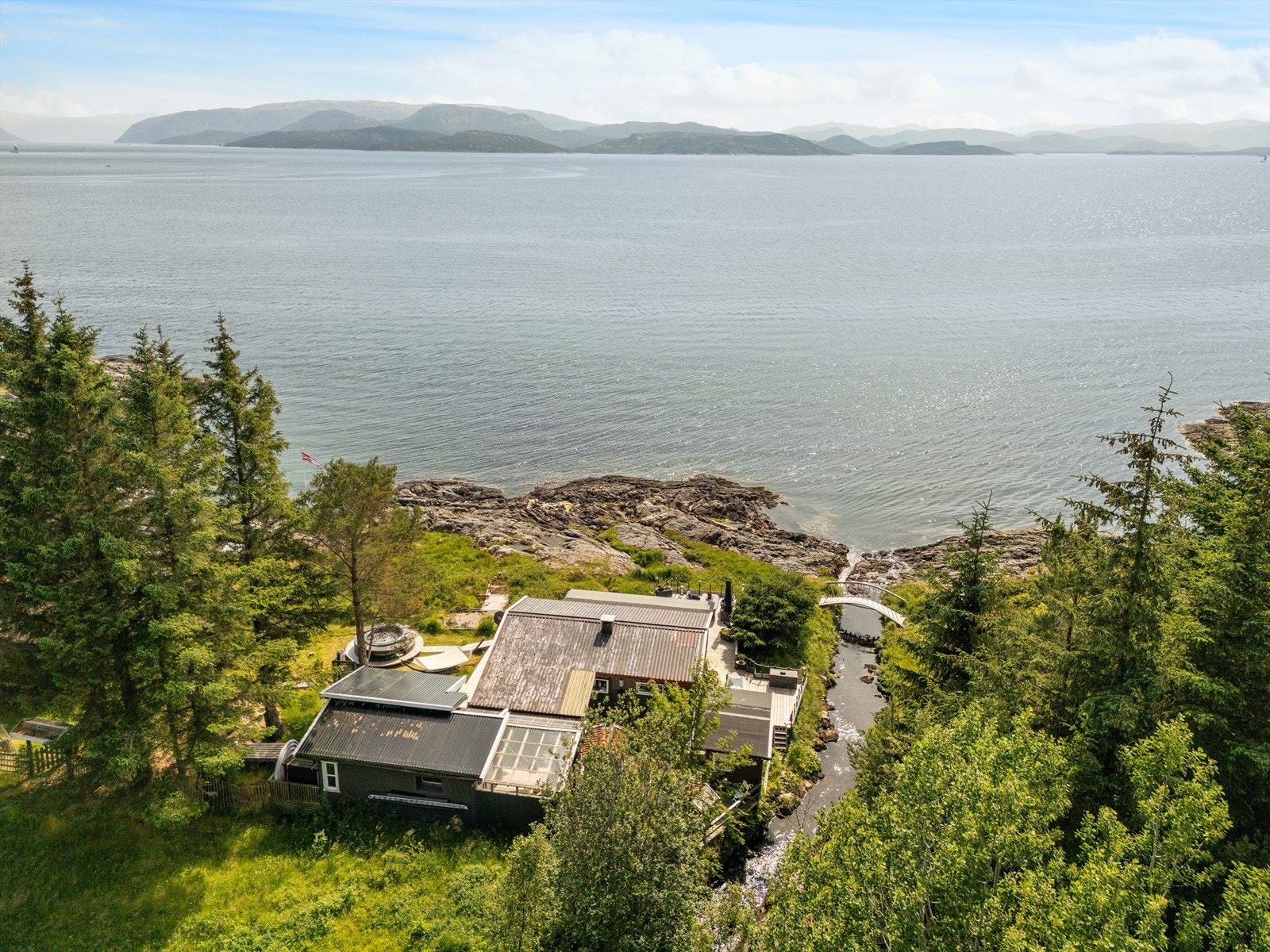 I følge selger har eiendommen rett til å parkere tre biler ved hovedbruket. Galleribilde