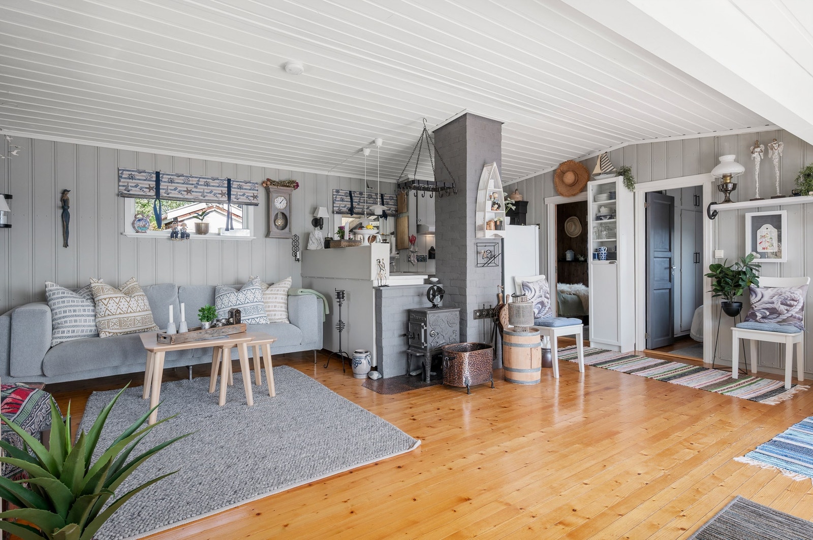 Stuen er lett å møblere med de flere sonene i rommet. Galleribilde