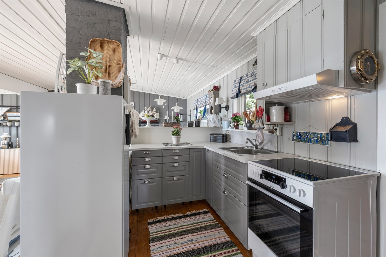 Kjøkkenet ligger naturlig tilbaketrukket fra stuen og er har IKEA-innredning fra 2020 med profilerte fronter og benkeplate av laminat. Galleribilde