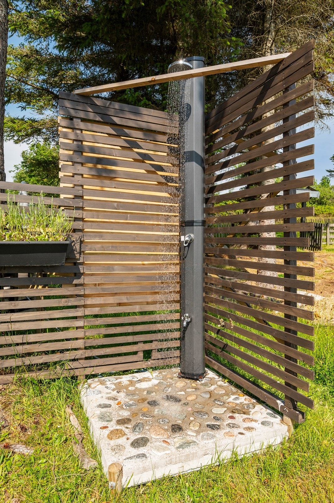 Det er montert en praktisk utedusj, nært spabad og strandlinjen. Galleribilde