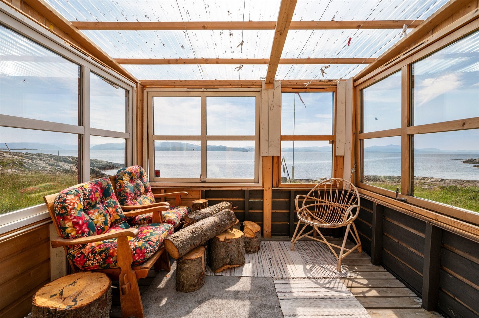 Hitra er Norges største øy sør for Lofoten, og byr på variert flora og fauna. Langs kysten har du lange strekk med nakne lyngheier, og på indre deler har du skogsområder med et rikt fugleliv og mye storvilt. Galleribilde