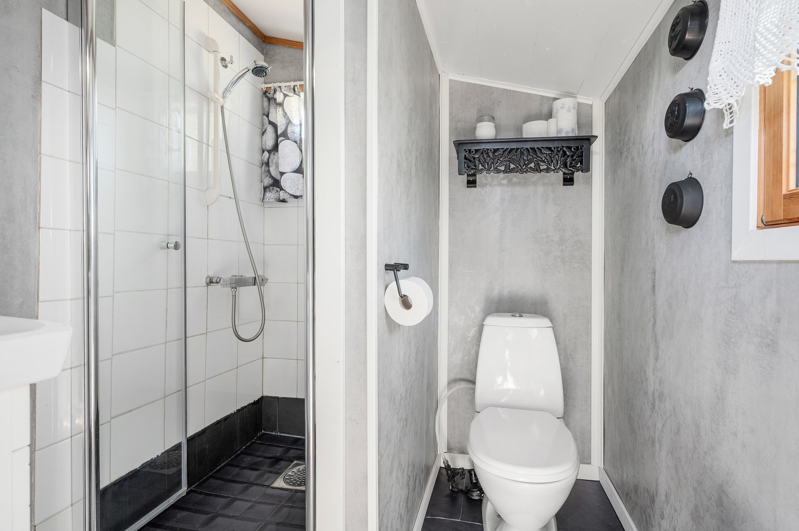 Det er videre etablert dusjhjørne og toalett. Galleribilde