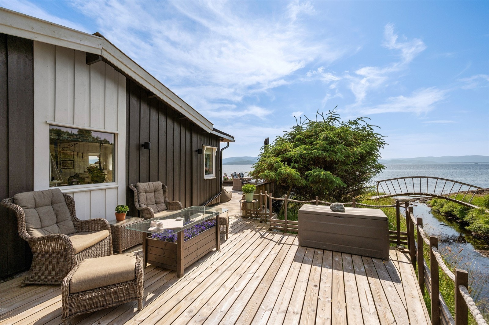 Fra terrassen kan man nyte en formidabel utsikt mot Trondheimleia. Galleribilde