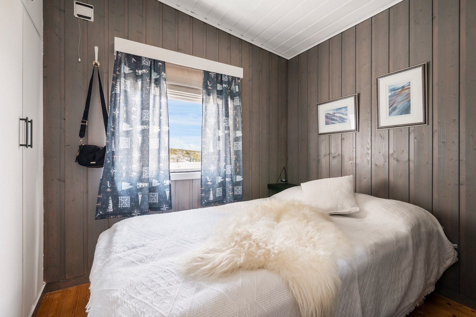 Soverom 2 er på 5,5 kvm og har plassbygd garderobeskap. Galleribilde