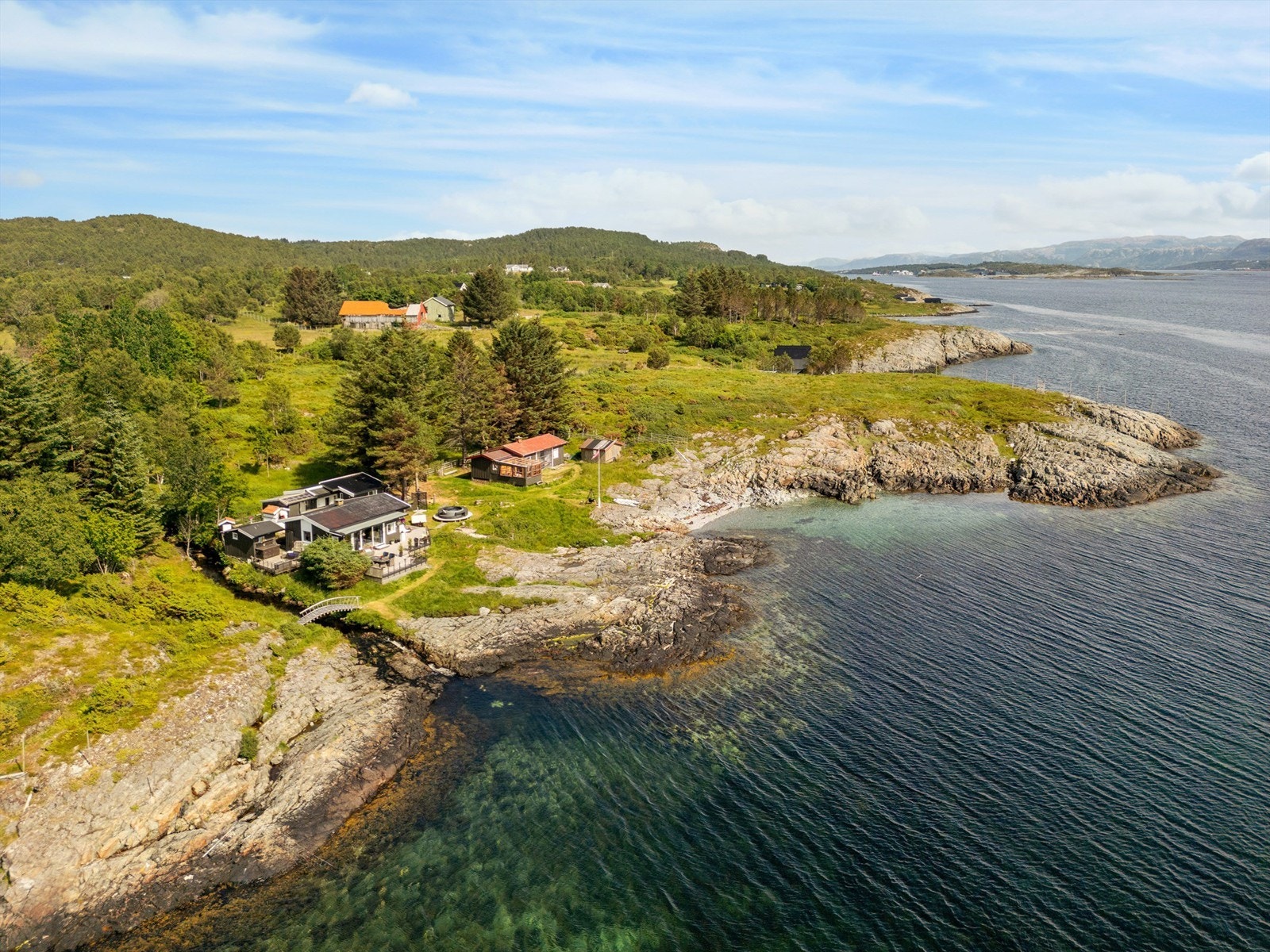 Rema 1000 Sandstad og Bunnpris Sandstad er de nærmeste dagligvarebutikkene og ligger kun 5 og 8 minutter unna med bil. Det finnes også en rekke av andre servicetilbud i sentrum, og Fillan holder til kun 19 minutter med bil unna. Galleribilde