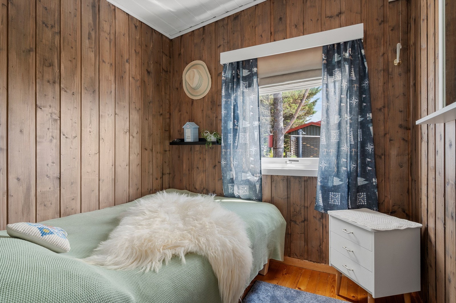 Et av hovedhyttas to soverom på 4 kvm. Galleribilde