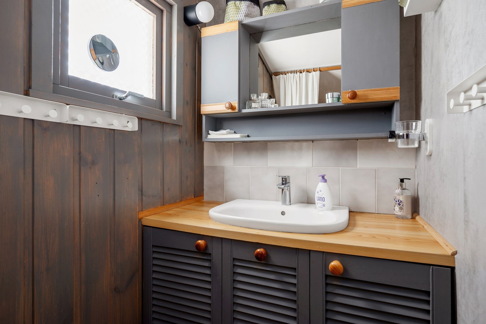 Det er etablert et praktisk servantskap med overskap og speil i forbindelse med gangen. Galleribilde