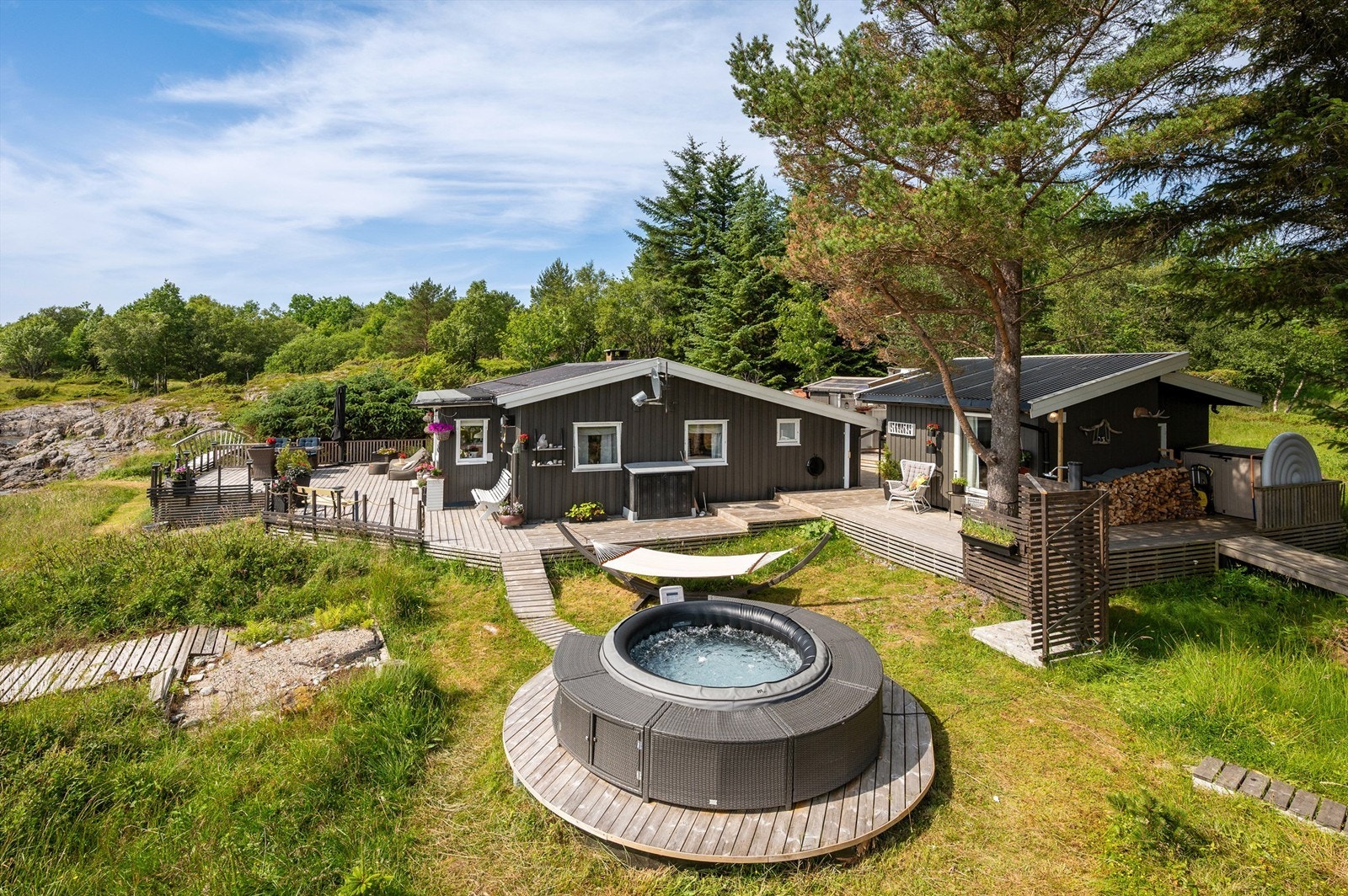 Eiendommen har fantastiske solforhold og ligger usjenert til i idylliske omgivelser. Selger opplyser om solgang fra ca. kl. 05:00 - 21:00 på sommerstid. Galleribilde