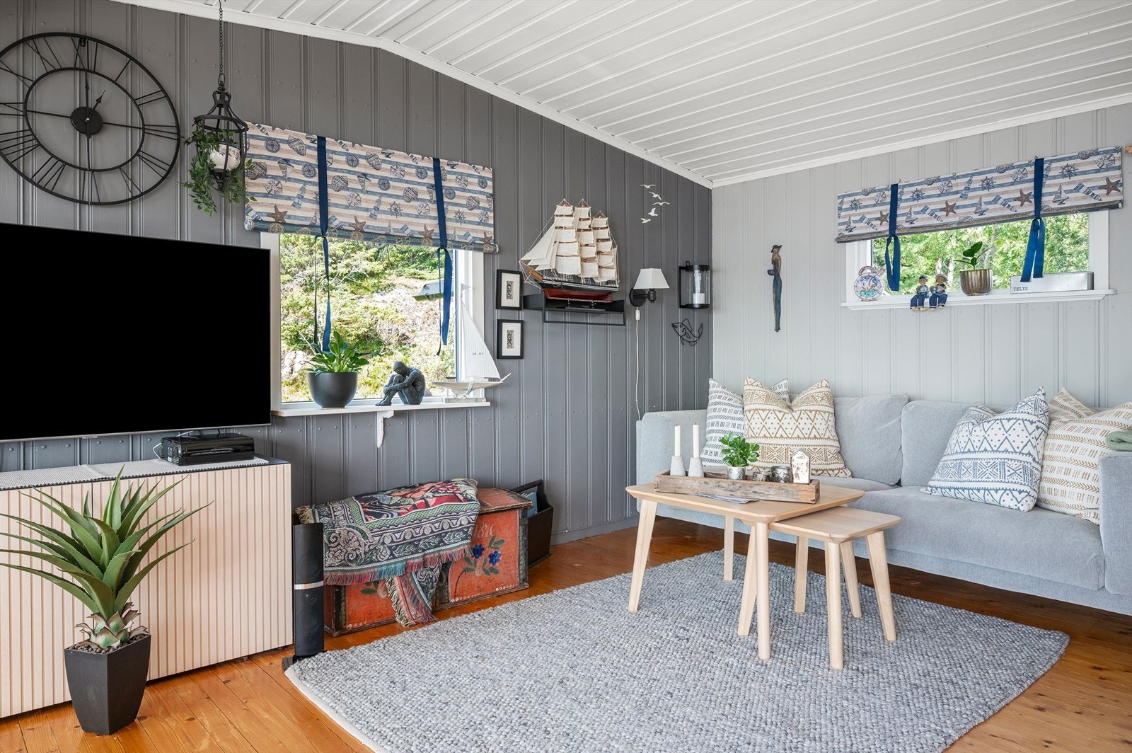 Stuen har god plass til stor sofagruppe med tilhørende TV-møblement og spisegruppe. Galleribilde