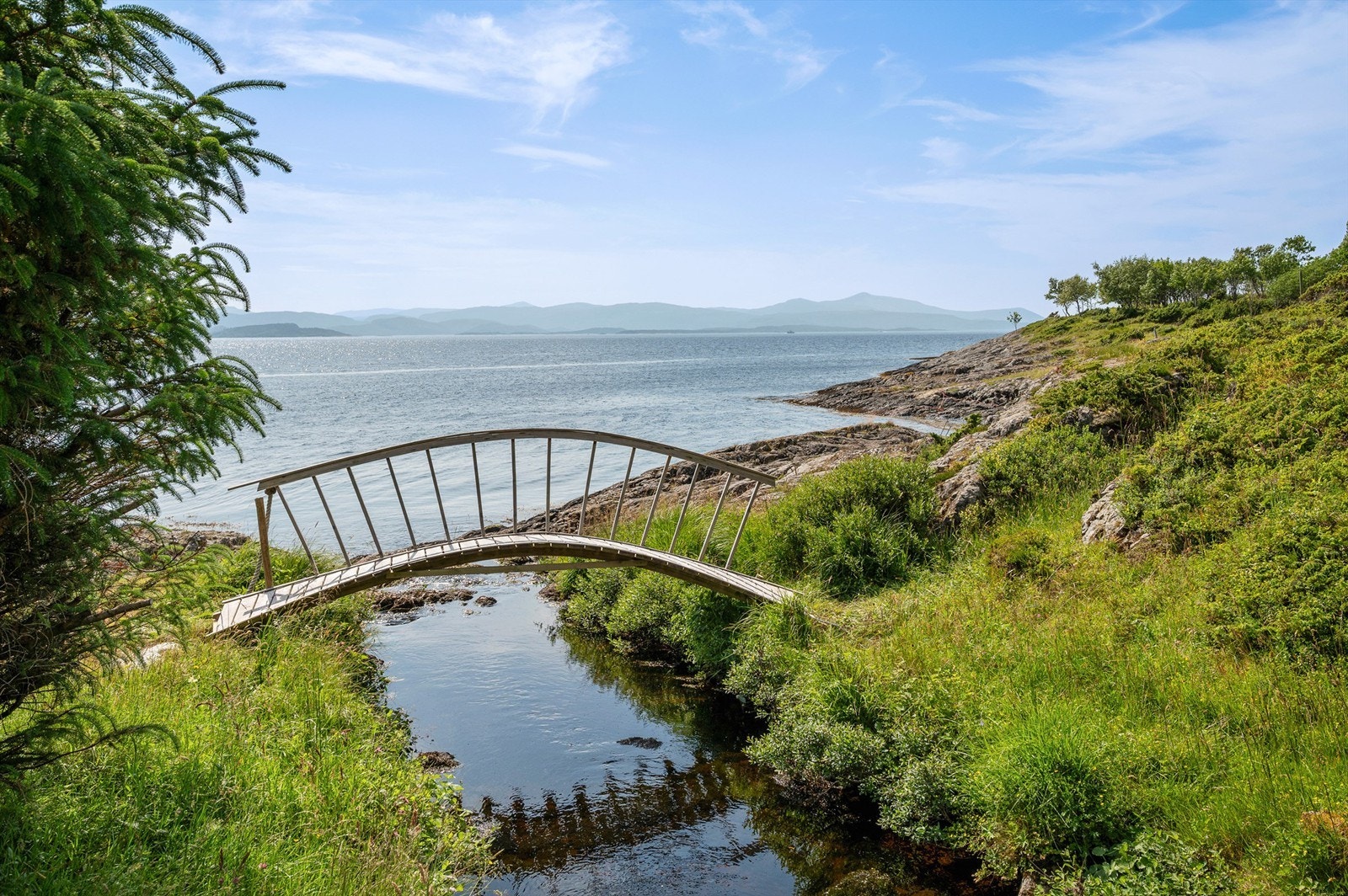 Det er også flere steder på øya som byr på gode mulighet for fiske, vannsport, padling og en rekke andre sommeraktiviteter, samt et ytrende båtliv, blant annet Fillan, Dolmøya, Ansnes, Hopsjøbrygga på Melandsjø og Knarrlagsund. Galleribilde