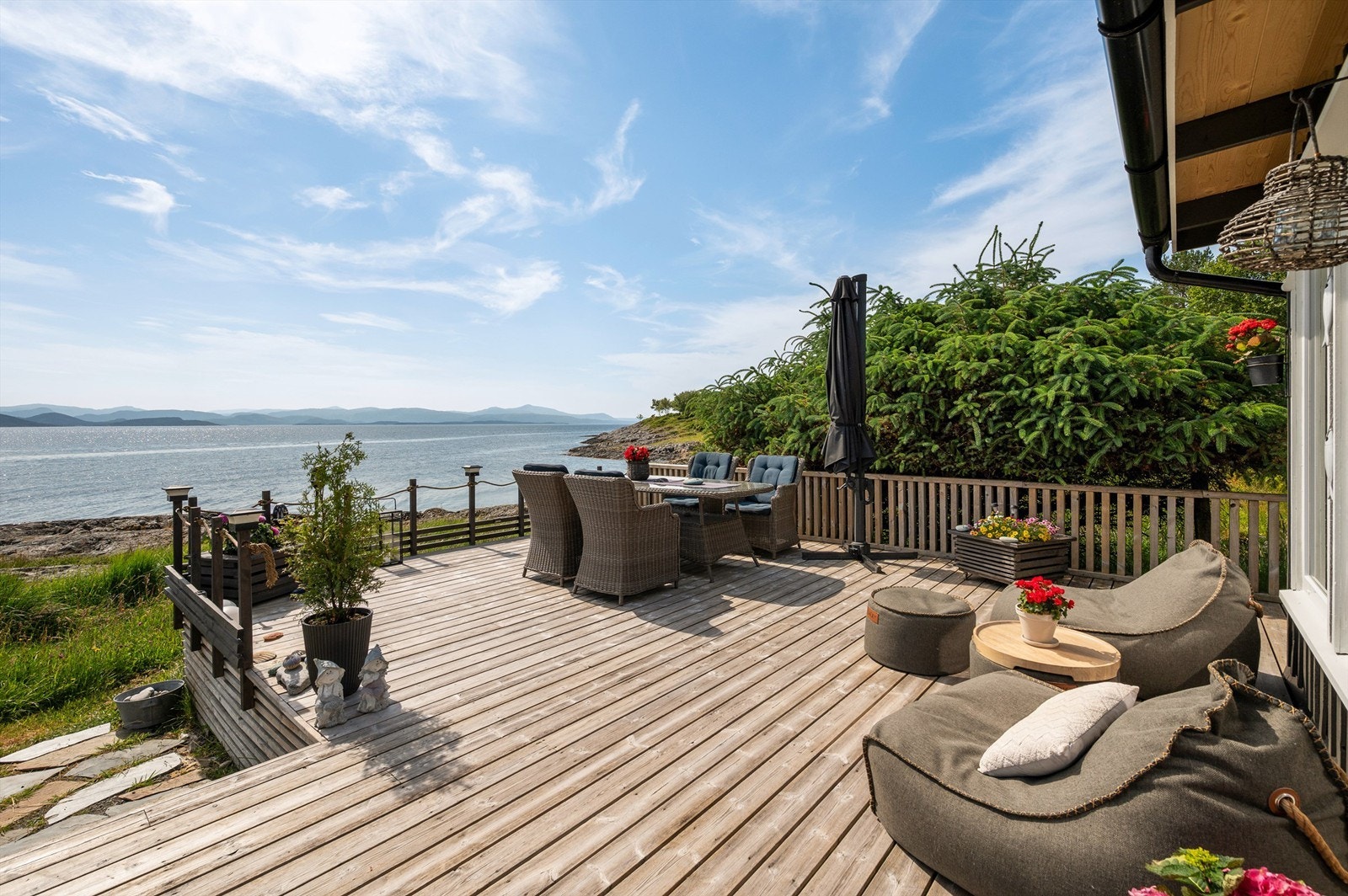 Videre har eiendommen rett på naust og båtstø etter anvisning av grunneier. Galleribilde