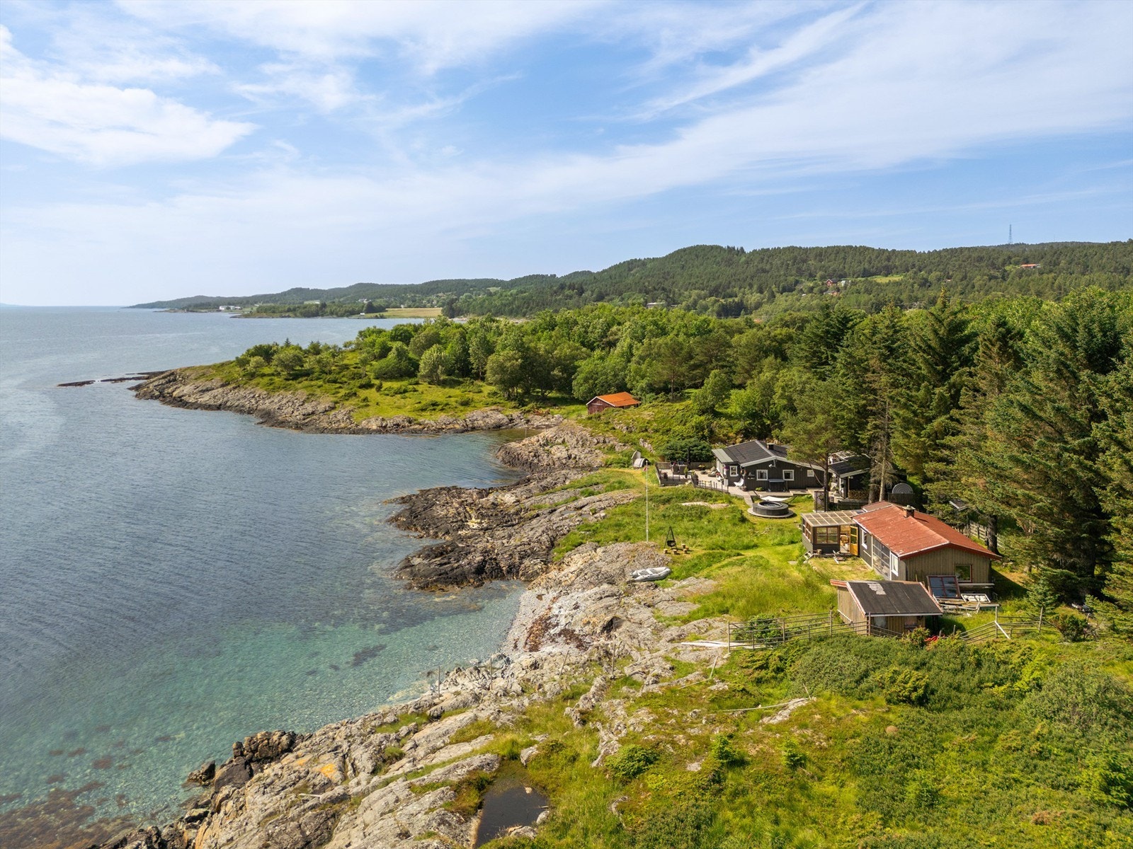 . Her kan du nyte stillheten og roen med sjøen som nærmeste nabo. Fra eiendommen er det umiddelbar nærhet til alt naturen har å by, både sjøen, badeplasser, skog, mark og fantastiske turområder. Galleribilde
