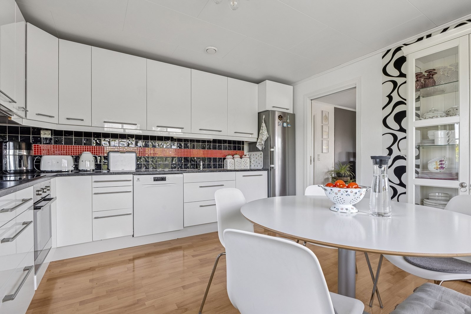 Kjøkkenet er ellers utstyrt med oppvaskmaskin, kjøleskap, komfyr og kjøkkenventilator med avtrekk ut. Galleribilde