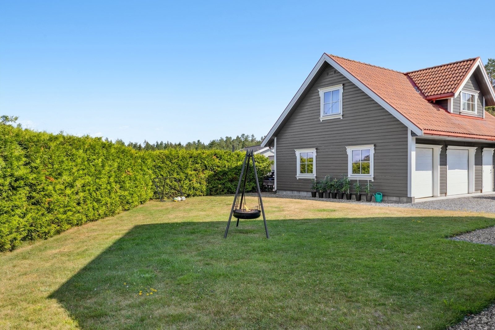 Deler av hagen er rammet inn av hekk som skjermer for innsyn. Galleribilde