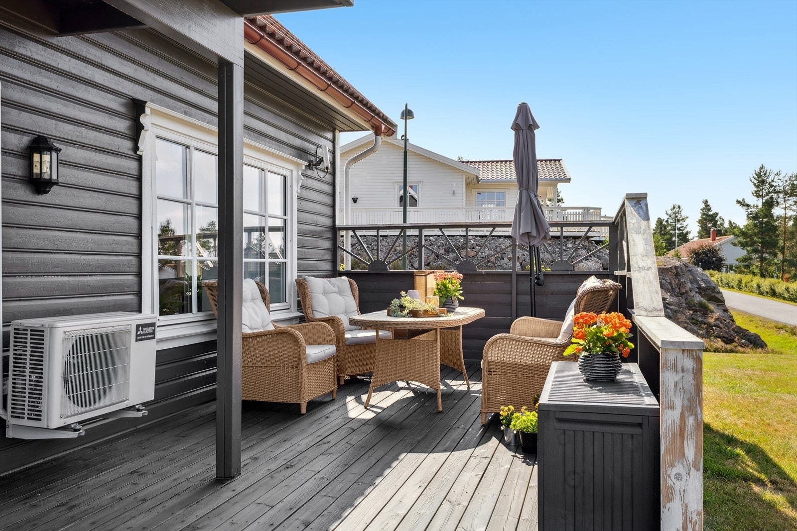 Med utgang fra stuen har man en stor terrasse hvor man har god plass til å møblere med sittegruppe. Galleribilde