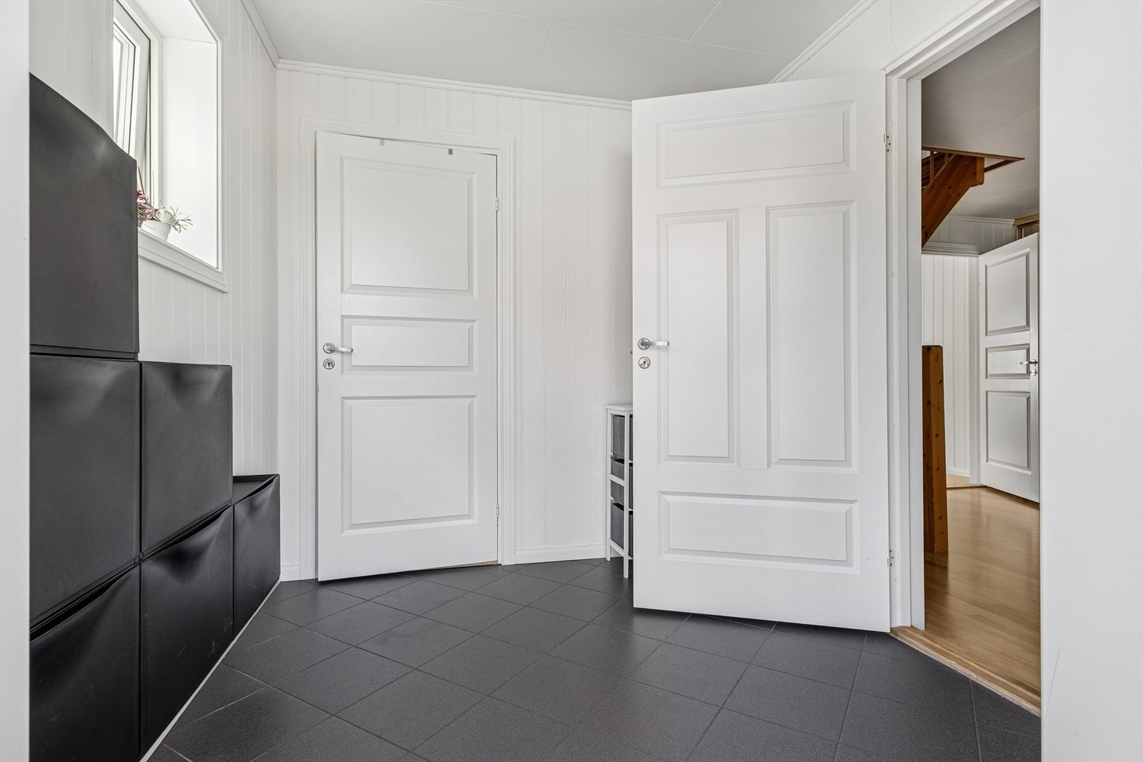 Romslig entré hvor man har god plass til å henge fra seg yttertøy og sko. Galleribilde