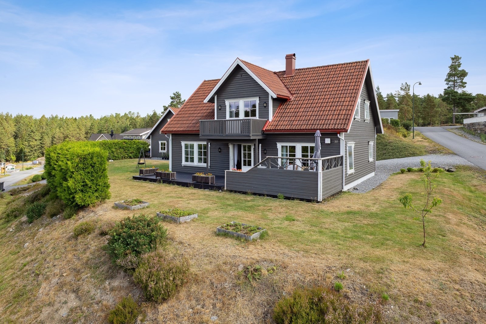 DNB Eiendom V/Tor Martin Hauge har gleden av å presentere Lindvollheia 30 - En innholdsrik enebolig med barnevennlig beliggenhet og stor tomt. Galleribilde