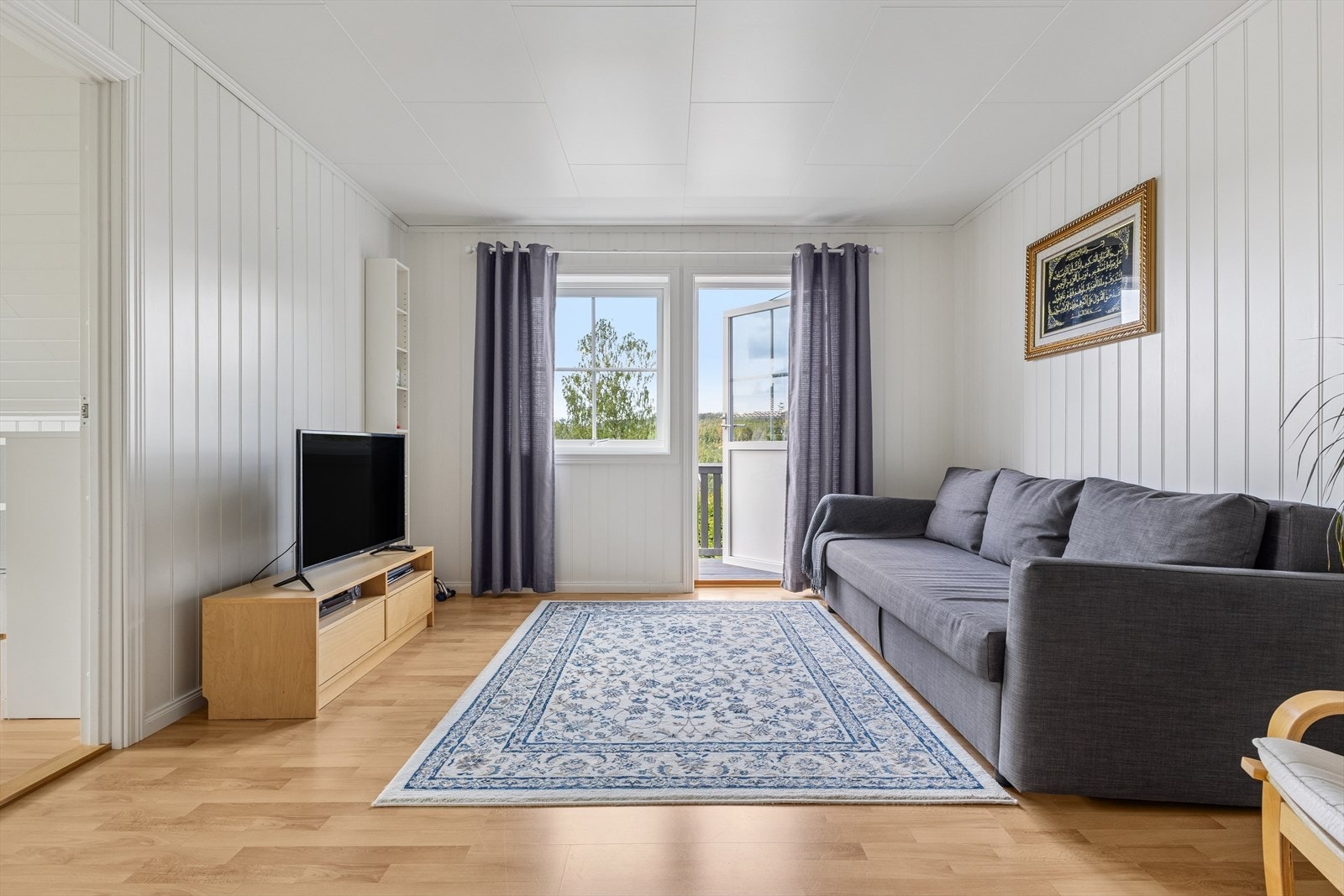 Følger man trappen opp til boligens andre etasje kommer man direkte inn til et oppholdsrom som i dag er innredet som tv-stue. Et kjekt ekstra rom som passer ypperlig som tv-stue, lekerom, kontor eller lignende. Fra stuen har man utgang til en balkong. Galleribilde