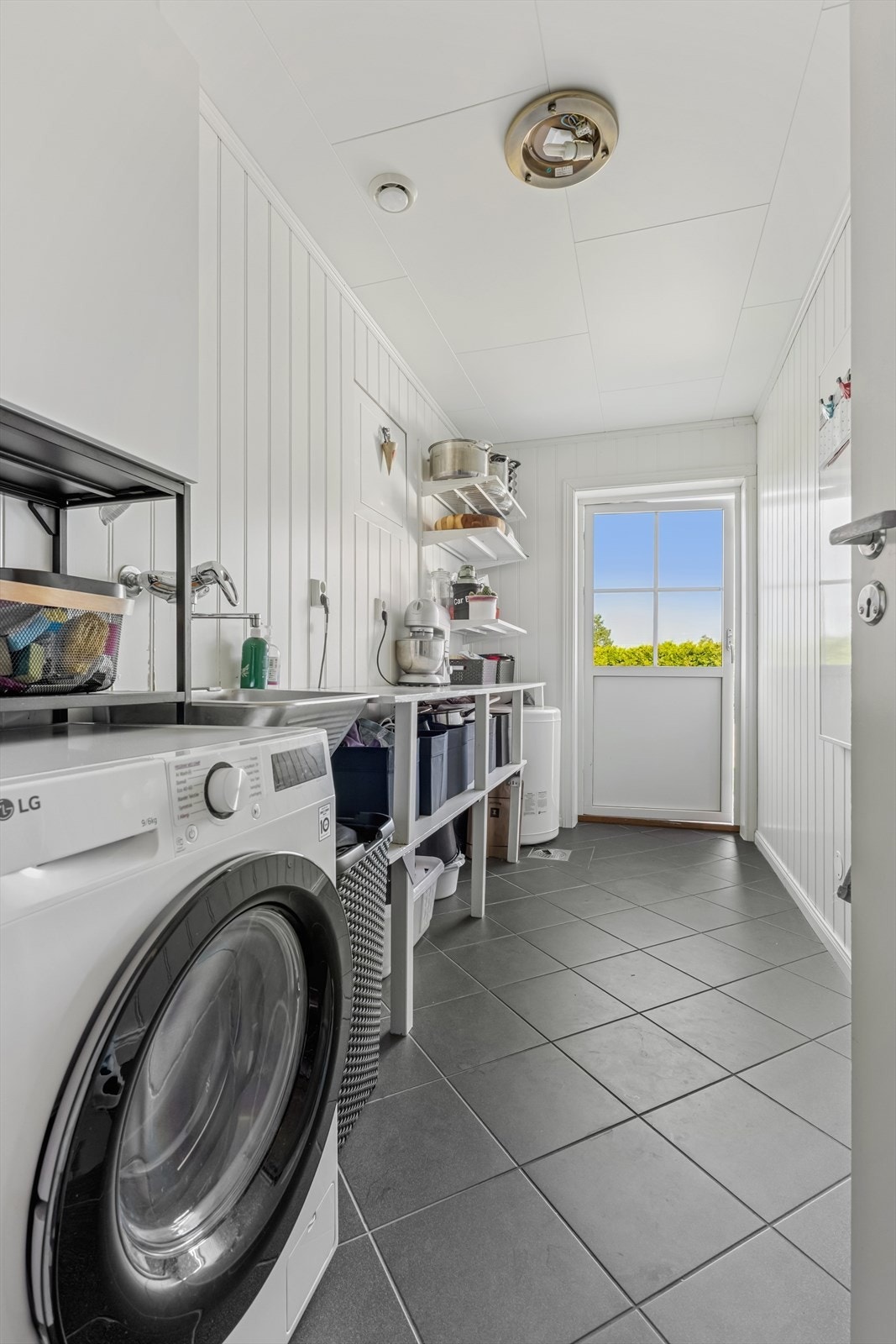 I første etasje finner man også et vaskerom kombinert med bi-inngang. Et praktisk rom med god lagringsplass, utslagsvask og opplegg for vaskemaskin. Galleribilde