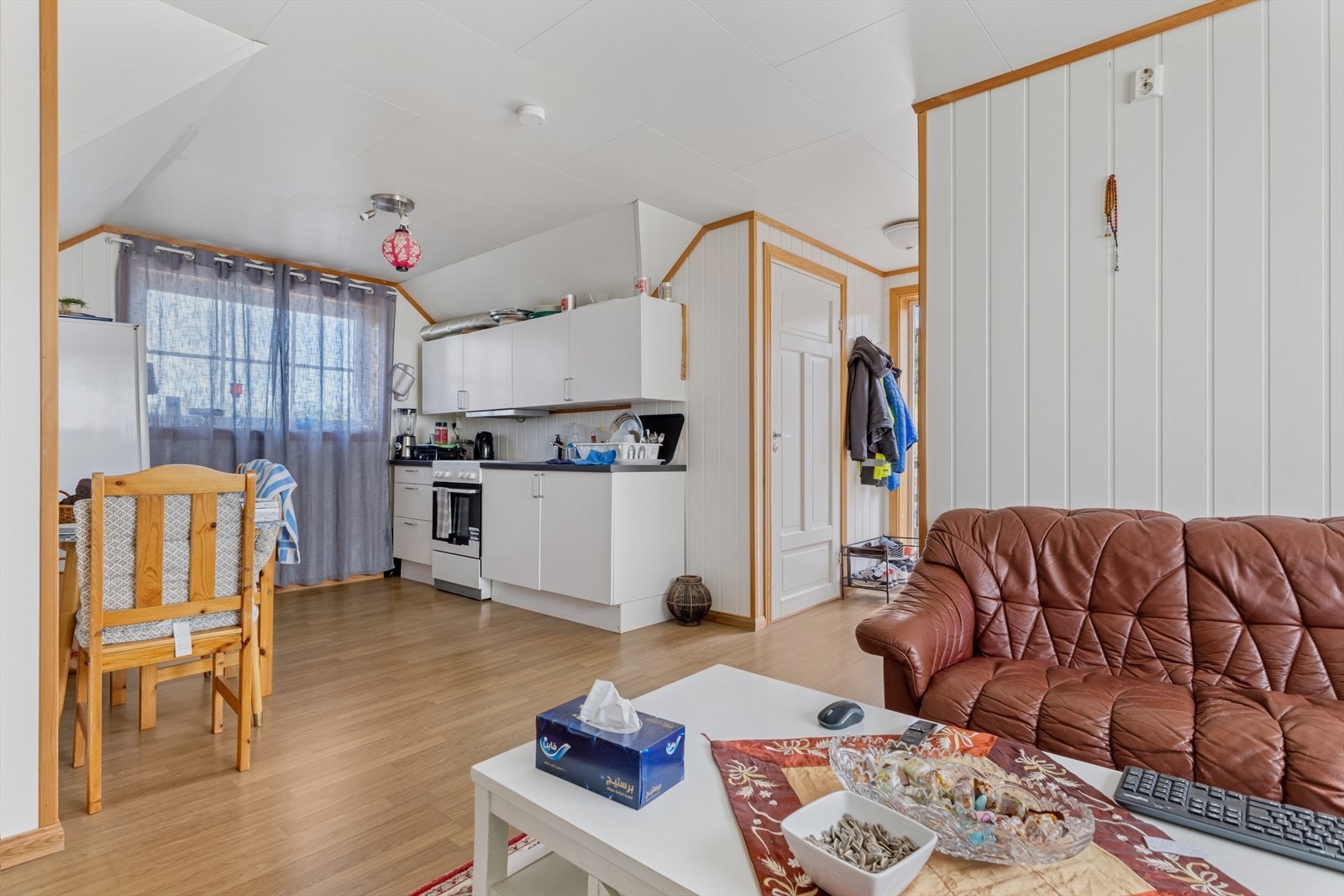 Over garasjen er det innredet en leilighet med entré, stue og kjøkken i åpen løsning, bad, vaskerom og soverom (se punkt "ferdigattest"). Galleribilde