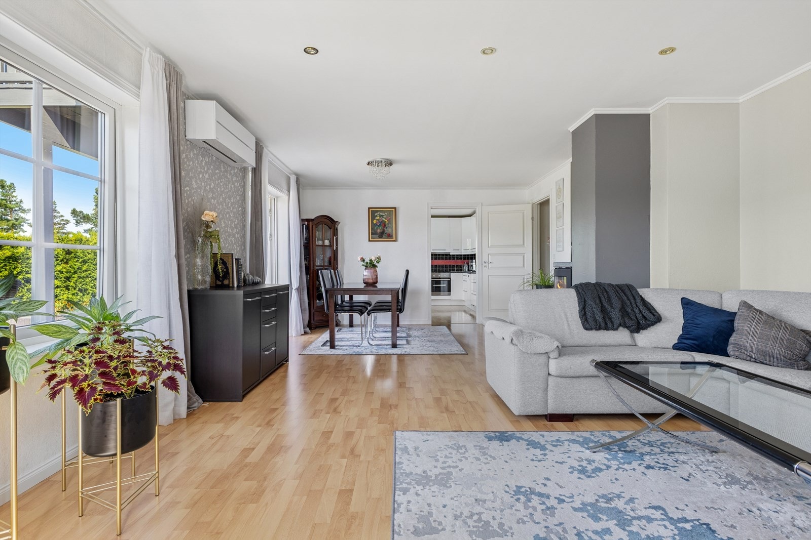 Stuen er lys og innbydende med store vindusflater som sørger for rikelig med lysinnslipp. Galleribilde