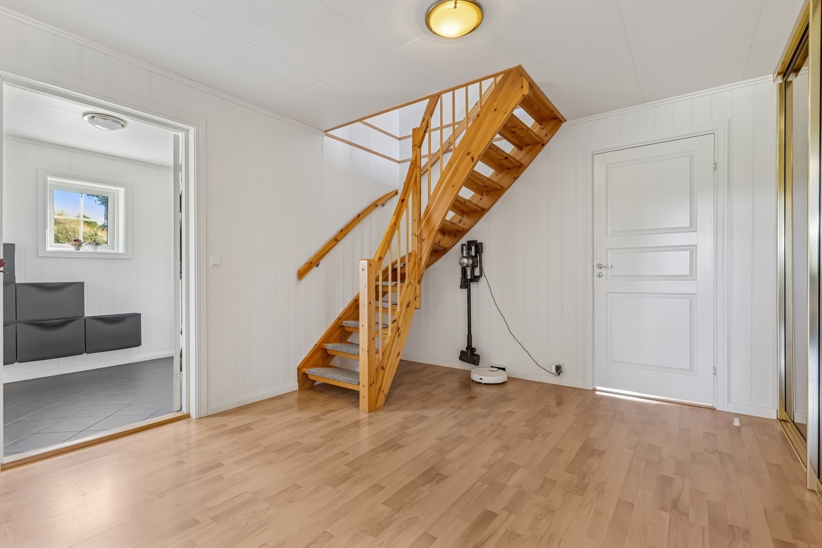 Fra entreen kommer man videre inn i en stor hall utstyrt med skyvedørsgarderobe hvor man også har god lagringsplass. Galleribilde