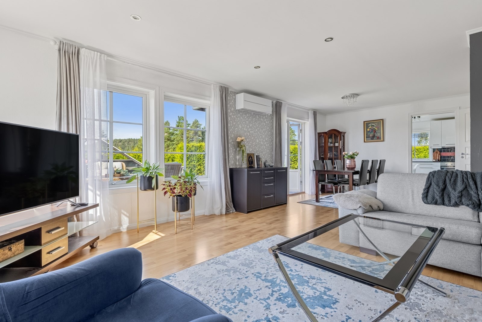 Her har man god plass til å møblere i flere soner med både sofa- og spisegruppe. Fra stuen har man også utgang til uteområdet. Galleribilde