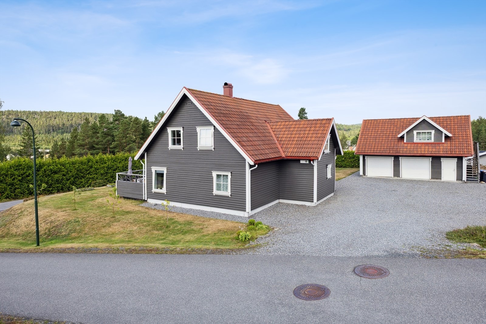 Tomten er opparbeidet med en stor hage hvor man har god boltreplass for både store og små, samt et stort, gruset gårdsrom med god plass til parkering av flere biler i tillegg til parkering i dobbel garasje. Galleribilde