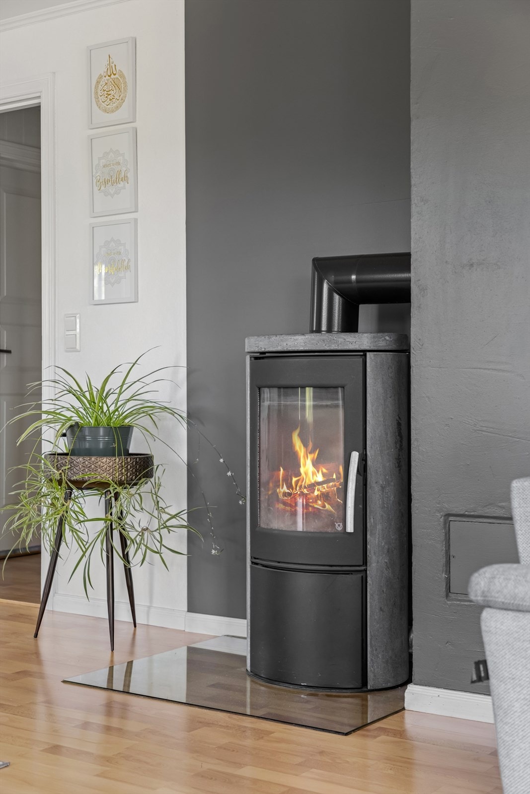 Stuen er utstyrt med både vedovn og varmepumpe som sørger for god og energieffektiv oppvarming. Galleribilde