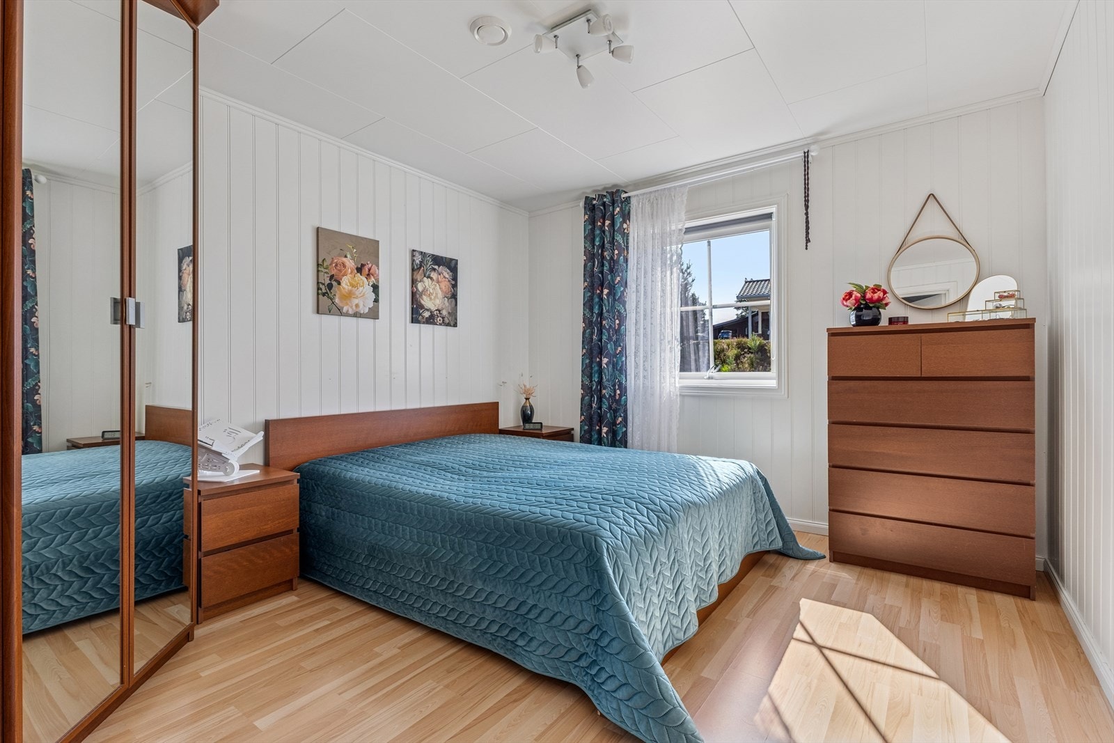 Soverommet 1 er beliggende i første etasje og er av god størrelse og utstyrt med garderobe. Her har man også god plass til dobbeltseng og tilhørende møblement. Galleribilde