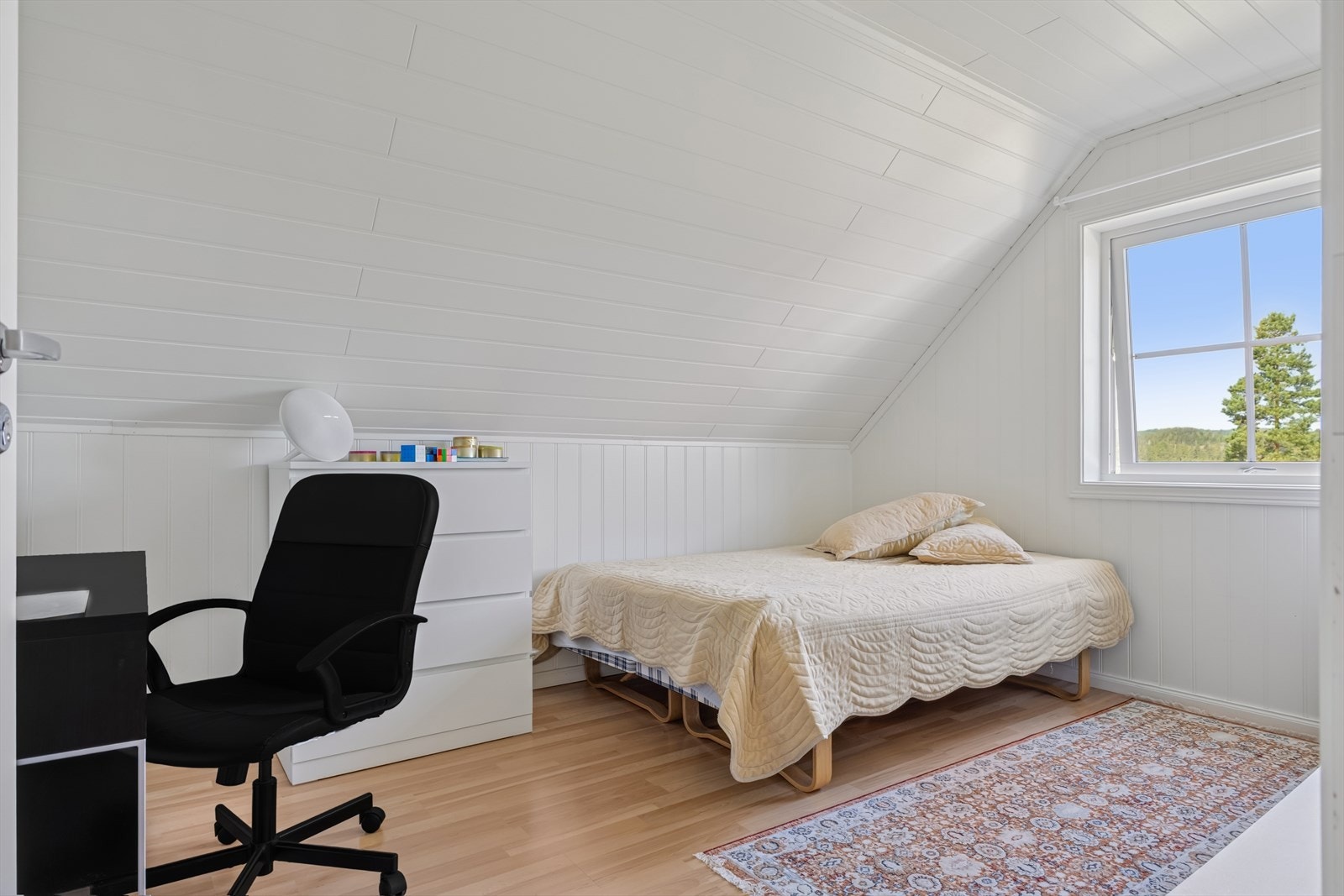 Soverom 2 beliggende i andre etasje er romslig og har god plass til både seng, garderobe og tilhørende møblement. Galleribilde