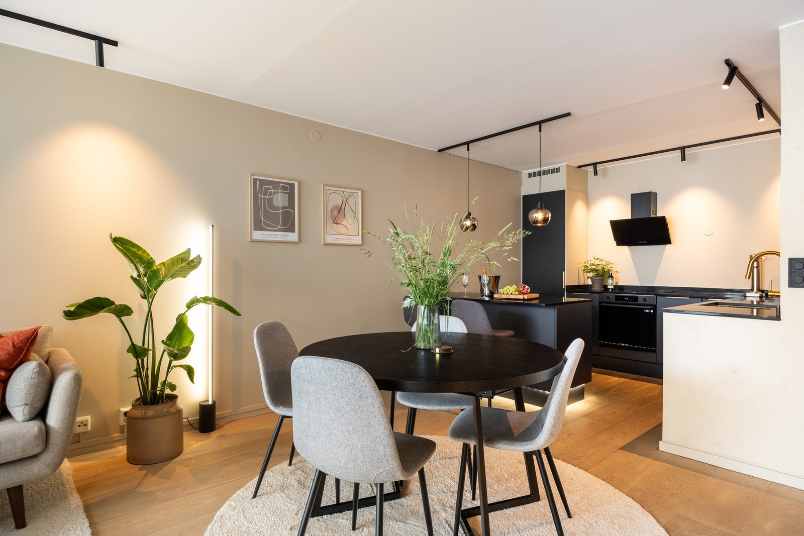 Det er sosial åpen løsning mellom stuen og kjøkkenet Galleribilde