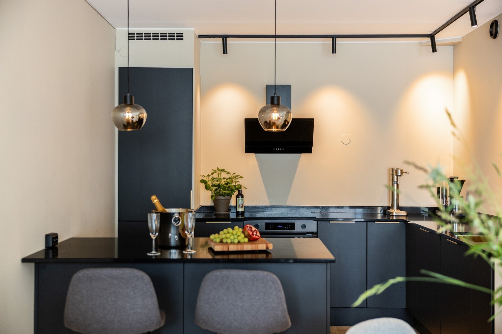 Det er en flott kjøkkenøy med innlagt strøm, denne bidrar til ekstra albuerom så vel som sitteplasser. Galleribilde