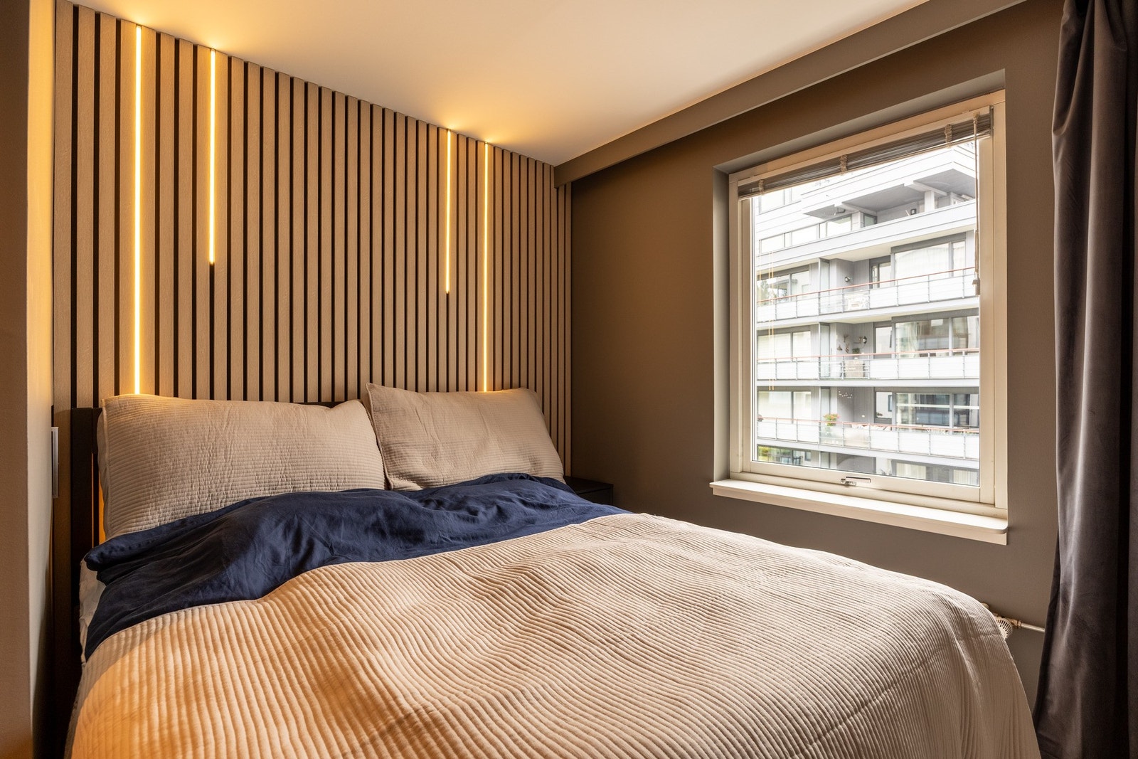 Under oppussingen ble soverommet påkostet med smartstyrte LED-striper innlagt i spiler som kan styres fra hver side av sengekanten og bidrar til hotellfølelse i hverdagen. Galleribilde