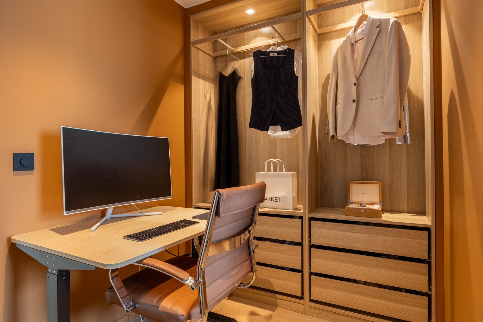 God plass for klær og tilbehør i medfølgende garderobe. Galleribilde