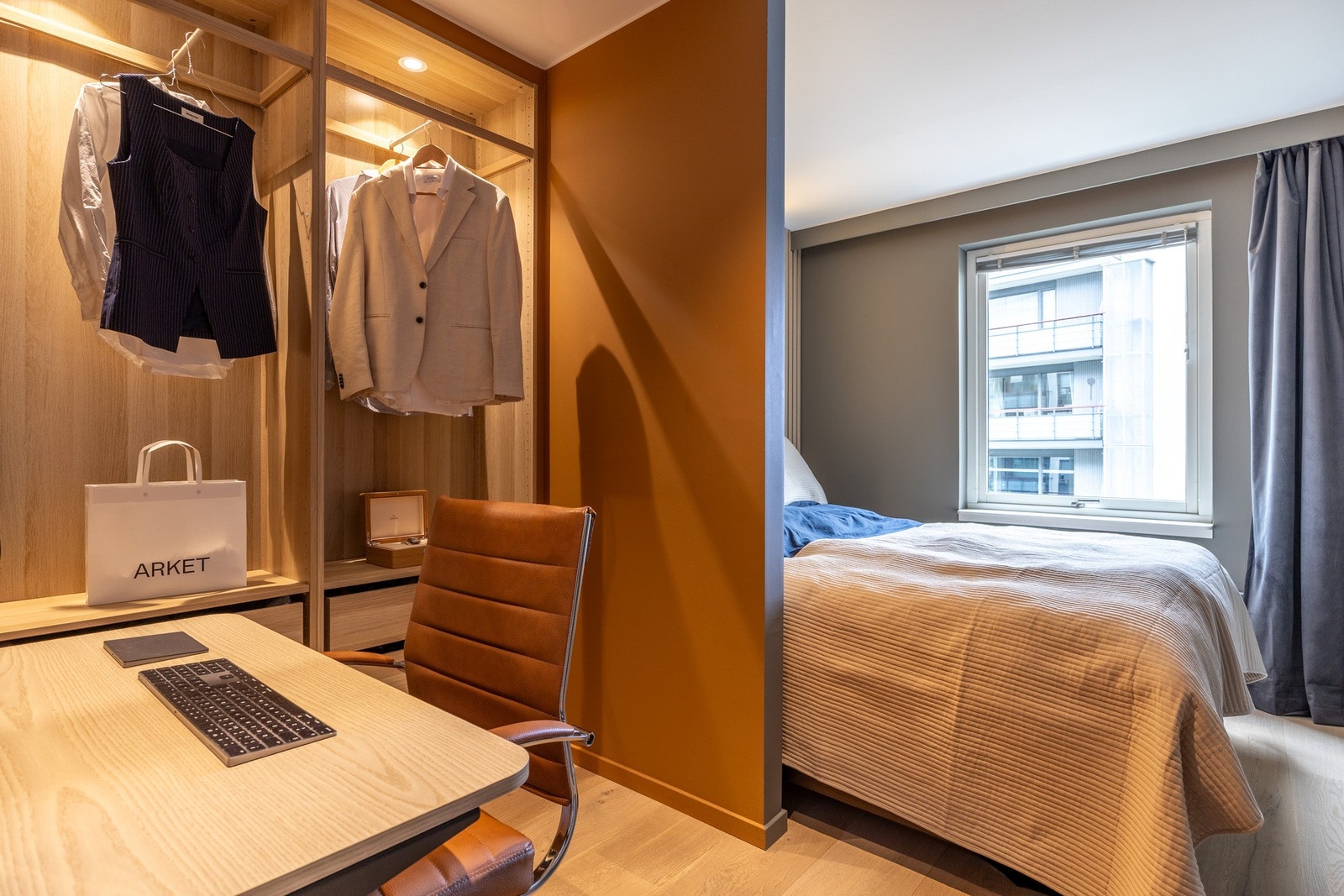 Soverommet er inndelt i sovedel og kontorseksjon med garderobe. Galleribilde