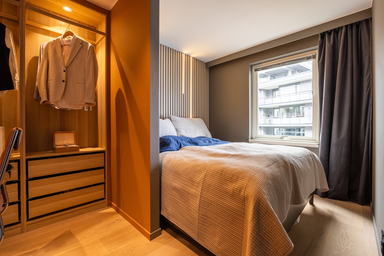 Videre har leiligheten et romslig soverom. Galleribilde