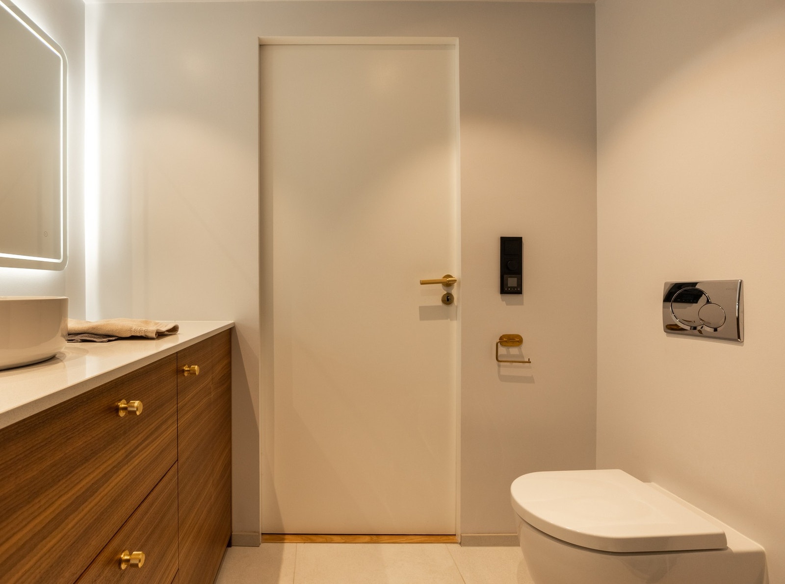 Kombinert vaskemaskin og tørketrommel er i dag integrert i bademøbelet. Galleribilde