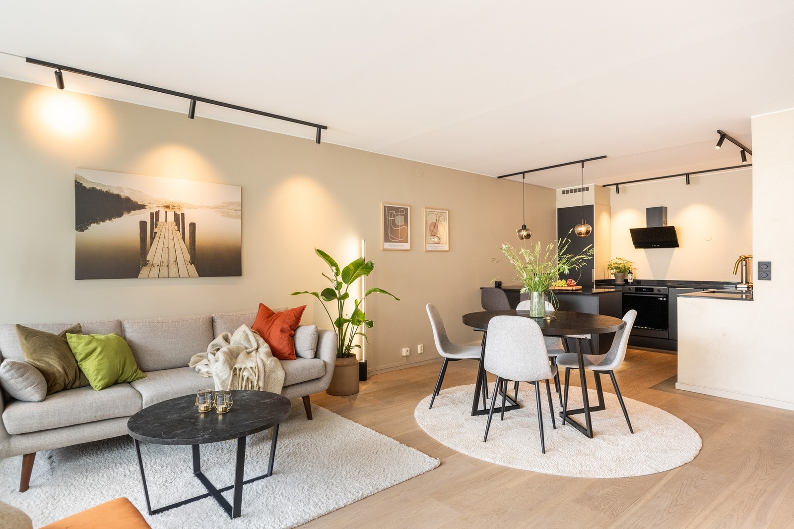 Belysning i leiligheten kan smartstyres via Plejd-systemet. Galleribilde